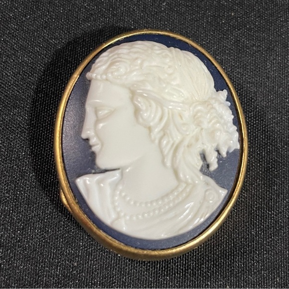 Estee Lauder Blue and Gold solid perfume compact with Classic Cameo Design - Picture 8 of 8